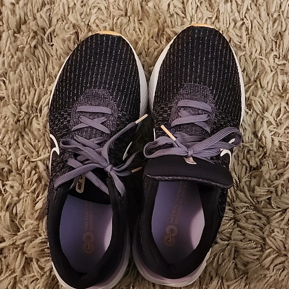 Womens Nike Shoes - Picture 5 of 5